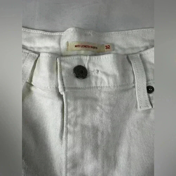 NWOT - Levi Mid Length Women's Jean Shorts - Size 32 (Chalk White) - Picture 4 of 8